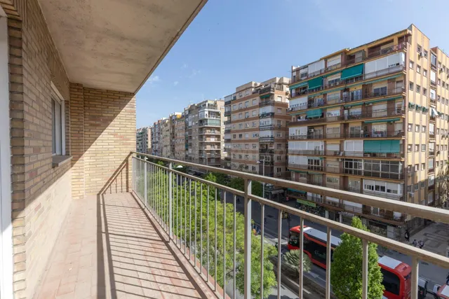 Piso con terraza y gran potencial junto a Camino de Ronda — 2