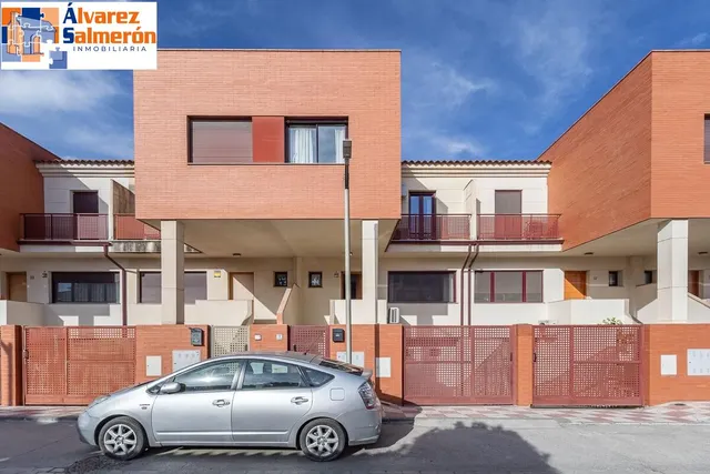Amplia casa de 182 m2 con patio, gran sótano y a menos de 5 minutos del metro — 32