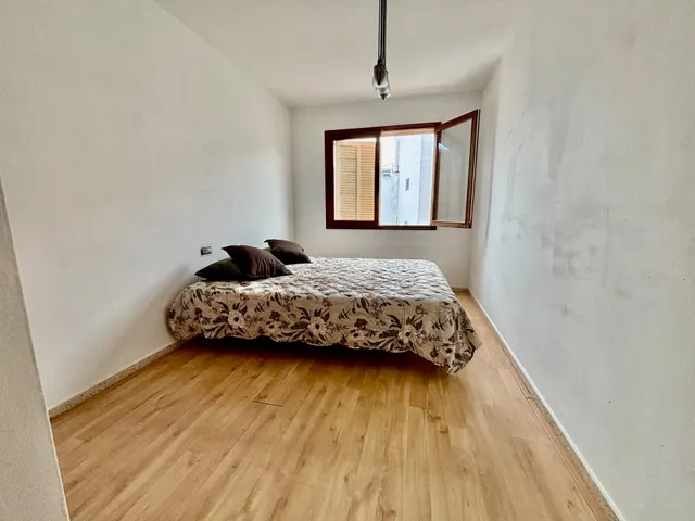 Apartamento luminoso y semi reformado de 4 dormitorios en el corazón de Port d’Alcúdia — 14