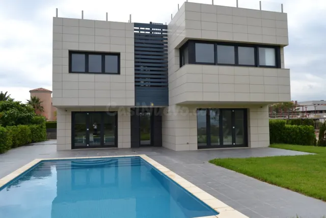 Chalet moderno en 1ª línea con vistas maravillosas en zona a