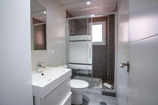 Realejo. Bonito piso amueblado con 2 dormitorios, salón-cocina y baño. Aire acondicionado. — 16