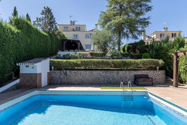 CASA PAREADA EN LA ZUBIA CON PISCINA, ZONA DE BARBACOA Y JARDÍN — 4