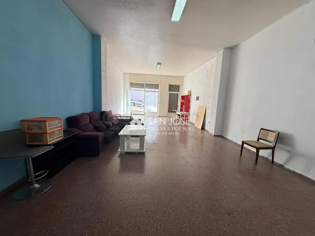 Se alquila local comercial con zona de aparcamiento cercana — 2