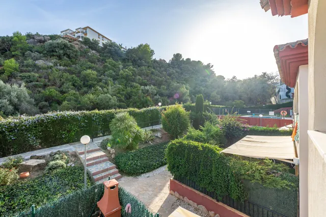 Piso reformado con gran terraza al sur, vistas verdes, garaje y piscina en Benalmádena Pueblo — 11