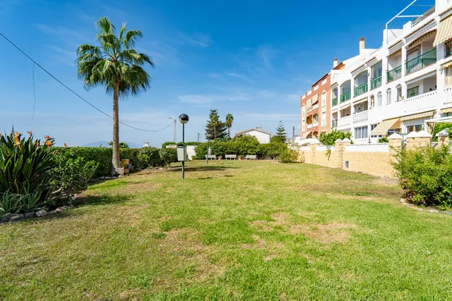 Alquiler de temporada. Primera línea de playa: piso con vistas al mar y maravilloso jardín. — 32