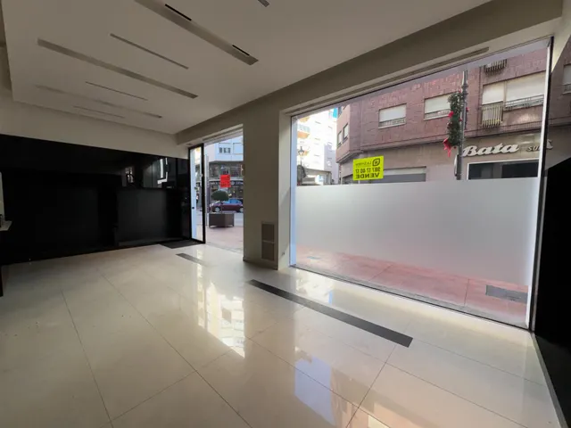 VENTA: Amplio Local Comercial en el Corazón de Ponferrada — 3
