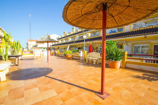 ADOSADO DE 3 DORMITORIOS Y 2 BAÑOS EN ORIHUELA COSTA — 40