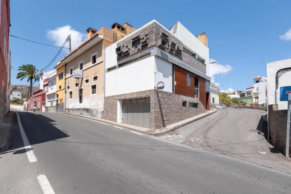 VENTA DE EDIFICIO CONDICIONADA A LA ADQUISICIÓN DE LA PANADERÍA + VIVIENDA + NAVE