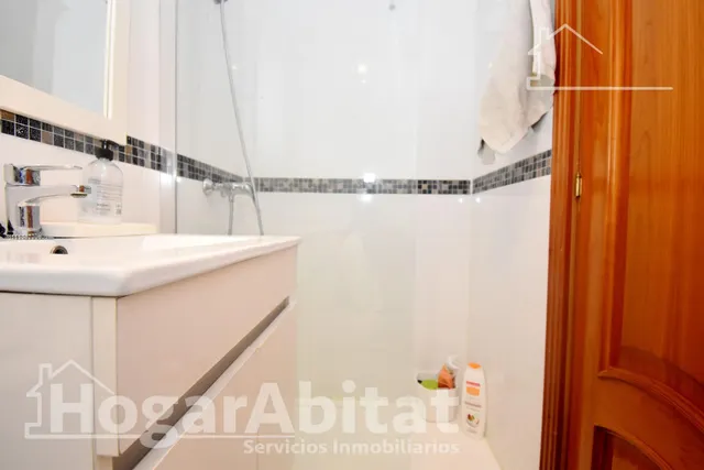 Atractivo chalet amplio con piscina privada, garaje y terraza, todo amueblado y cerca de la playa. — 44