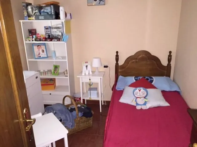 Edificio con 5 apartamentos, 2 locales  comercial y garaje  en Valle san Lorenzo. — 6