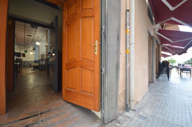 Negocio de restaurante-bar en funcionamiento en local esquinero de 402 m2 — 43