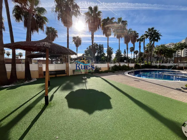 Piso reformado en primera línea del mar con terraza y piscina comunitaria — 39