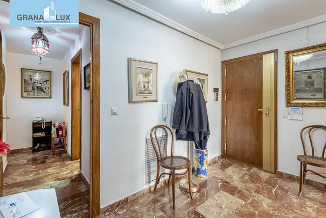 Pisazo en paseo del salón - Granada — 38
