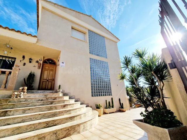 Chalet independiente de 4 dormitorios con amplia parcela en 