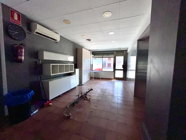 DESTACABLE Y PECULIAR LOCAL en VENTA o ALQUILER en Martorell. — 10