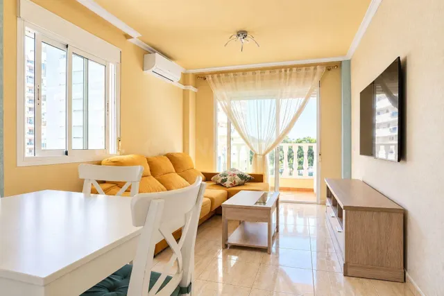 Piso de 2 dormitorios junto al Puerto Deportivo de Guardamar, orientación sur y piscina comunitaria — 2