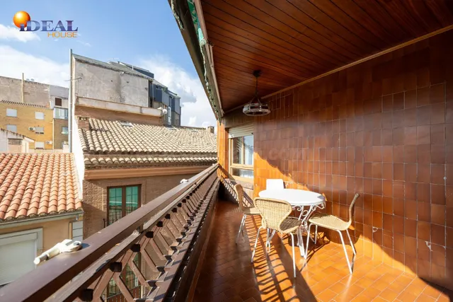 Piso y cochera en venta junto Acera de Darro. — 2