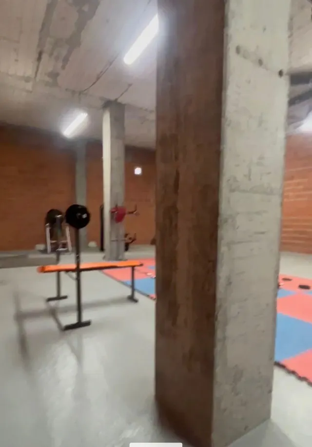 SE ALQUILA LOCAL PARA ACONDICIONAR EN EL BARRIO DE LA ROSALEDA — 10