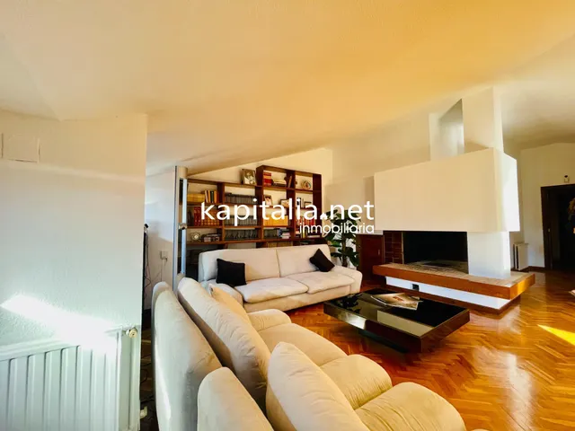 Ático duplex con chimenea y vistas panorámicas — 7