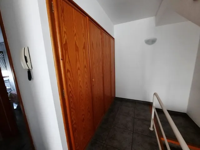Casa esquinera, de 3 dormitorios, terraza, azotea. Dispone de 2 locales comenrciales. MUY CÉNTRICA — 16