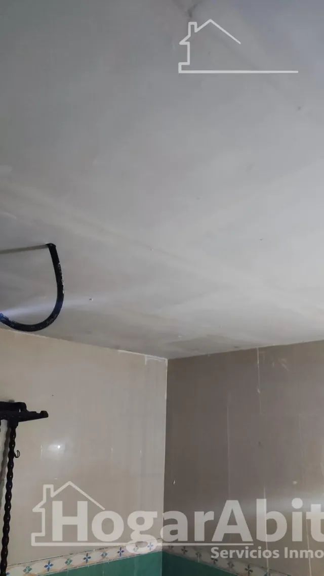 ¡ECONOMICA! AMPLIA CASA CON TERRAZA Y CON MUCHAS POSIBILIDADES — 34