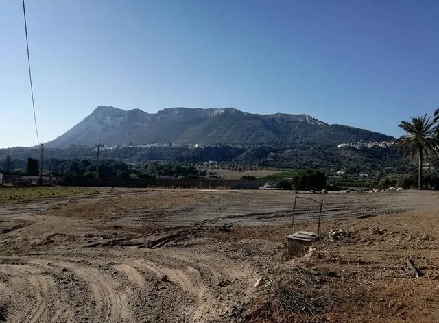 Terreno rústico con casa de campo para reformar — 2