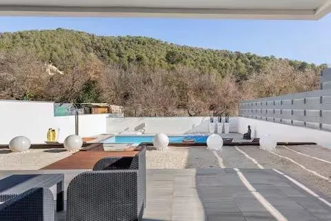 Moderna casa independiente con licencia turística, en la Urb - foto 3