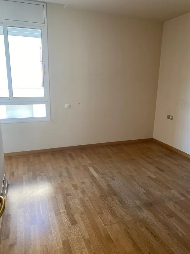 Piso céntrico y muy luminoso con terraza frente plaza del Pallol. — 11