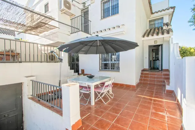 Estupenda vivienda pareada en Tomares en Urbanización Sport  - foto 2