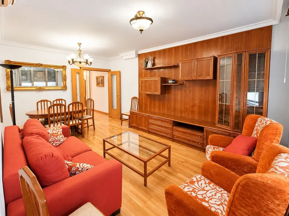 Amplio apartamento en el centro, con patio privado, garaje y trastero