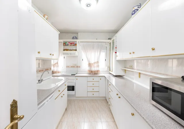 ¡Oportunidad única! Ático de 4 dormitorios y 2 baños con gran terraza frente al Colegio Agustinos (Arabial) — 16