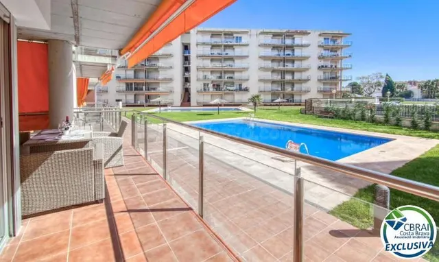 Apartamento moderno en planta baja con terraza y piscina en  - foto 3