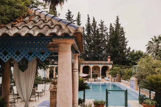 Ponemos a la venta este precioso y peculiar chalet con pisci - foto 4