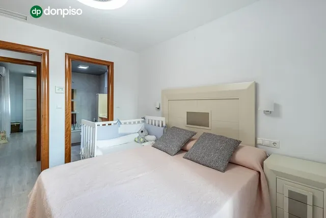 Amplia casa de 182 m2 con patio, gran sótano y a menos de 5 minutos del metro — 18
