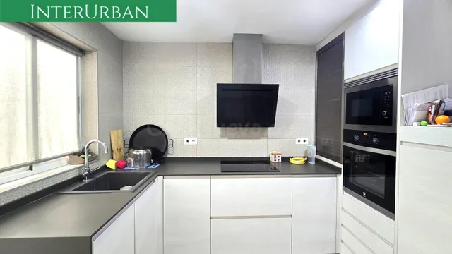 Amplio piso reformado de 4 habitaciones y muchísima luz en L - foto 2