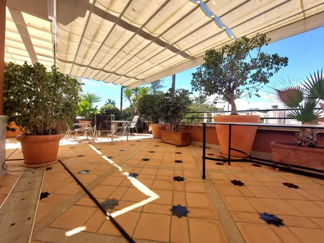 Ático con amplia terraza y garaje junto a la Plaza de España - foto 2
