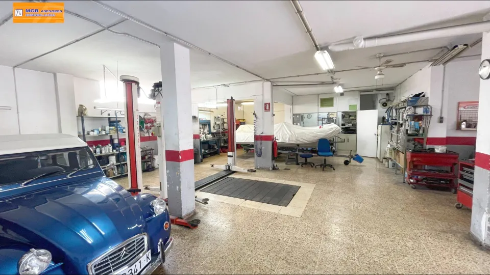 VENTA DE TALLER MECANICO O LOCAL DE 140 M2 CON PUERTA AUTOMATICA, VADO, ventilación Y LUZ NATURAL
