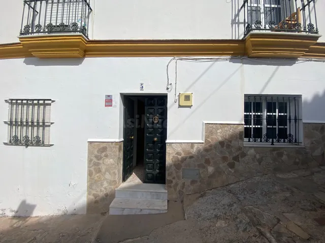 Casa de tres plantas con amplias terrazas y espacios luminos