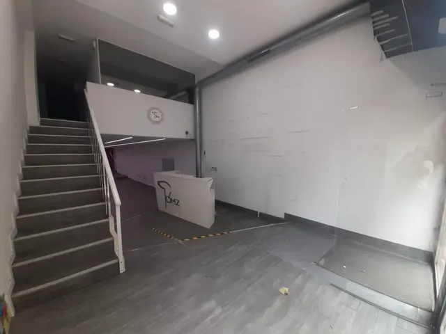 Se alquila local comercial en primera línea en Calle San Fernando de Santander. — 10