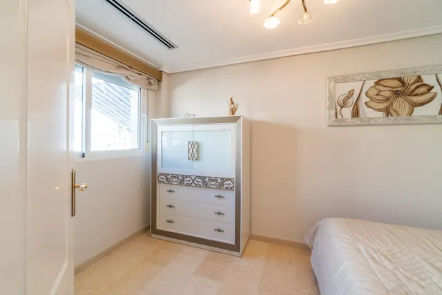 Villa exclusiva de 419 m2 con piscina privada a 200 m del mar en Torre la Mata, Torrevieja — 28