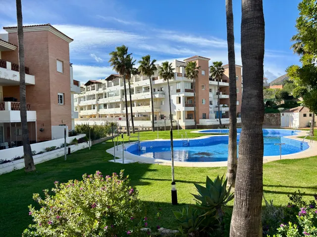 PISO DE TRES DORMITORIOS CON VISTAS AL CAMPO DEL GOLF — 32
