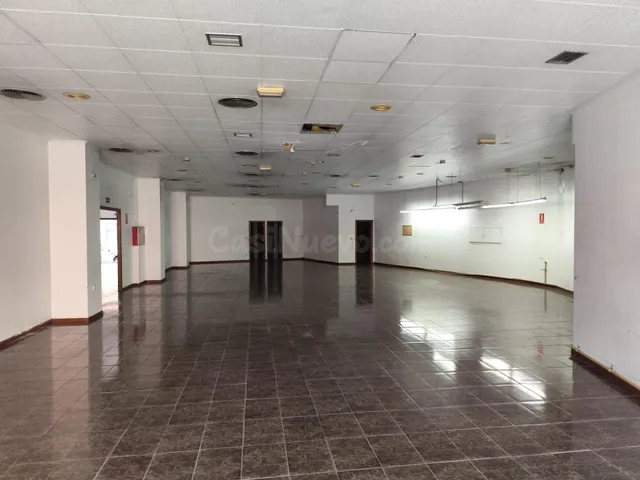 Amplio Bajo Comercial en Venta o Alquiler en Ubicación Estra - foto 2