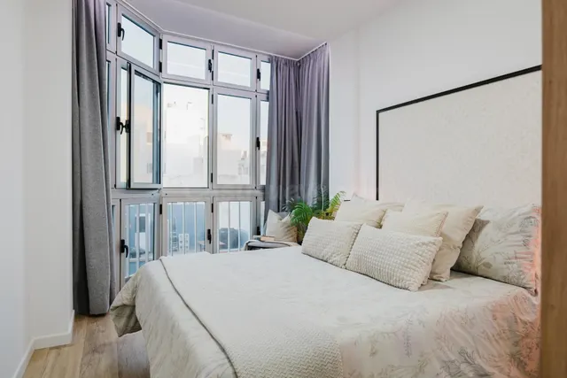 Apartamento reformado y a estrenar con salida directa a Pase de Las Canteras - listo para entrar a vivir — 2