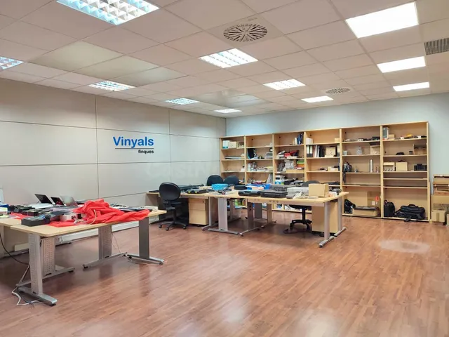 Planta baja con oficinas y patios! - foto 5