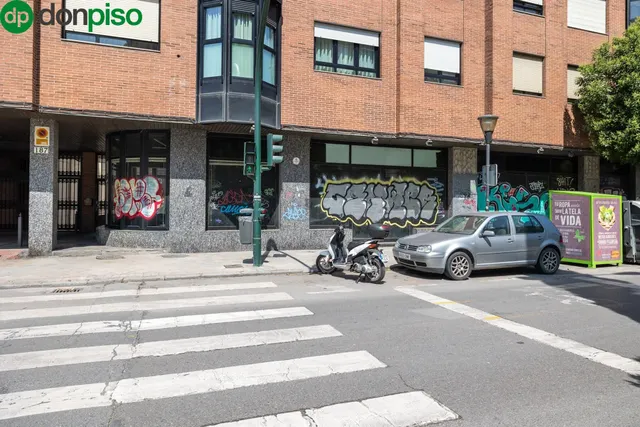 Amplio local comercial en Camino de Ronda — 7