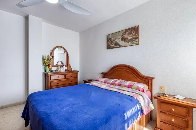 Traumatología (zona). Piso 4 dormitorios, 2 baños. Calefacción central. Plaza de aparcamiento y trastero. — 9