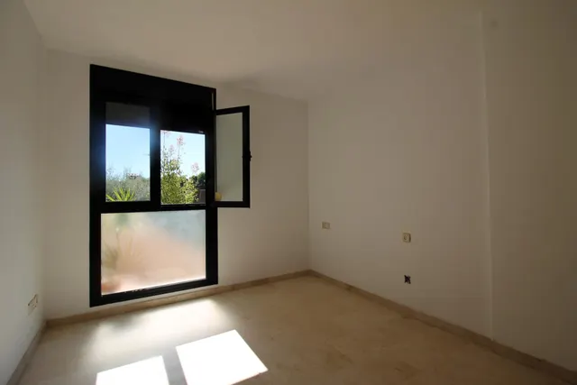 PLANTA BAJA CON JARDIN , GARAJES, TRASTERO Y PISICINA COMUNITARIA JUNTO A MARIVENT — 22