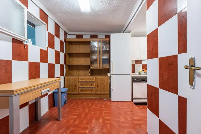 VIVIENDA CON MUCHAS POSIBILIDADES EN CALLE FUENCARRAL — 16