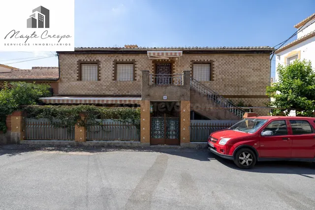 Barrio de Monachil--Casa con 3 viviendas independientes en u