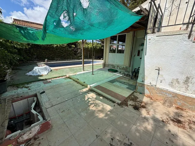 Chalet pareado para reformar con gran parcela y piscina en L - foto 4